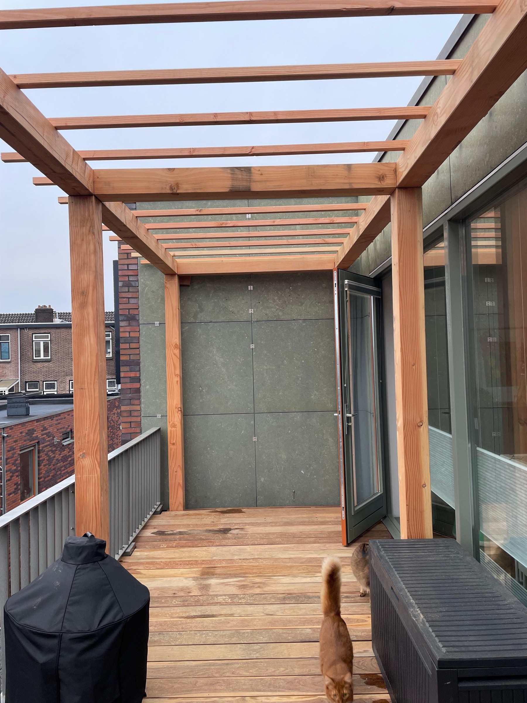 Opgeleverde pergola in vers hout